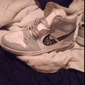 Air Jordan Dior gray and white in great shape they are
